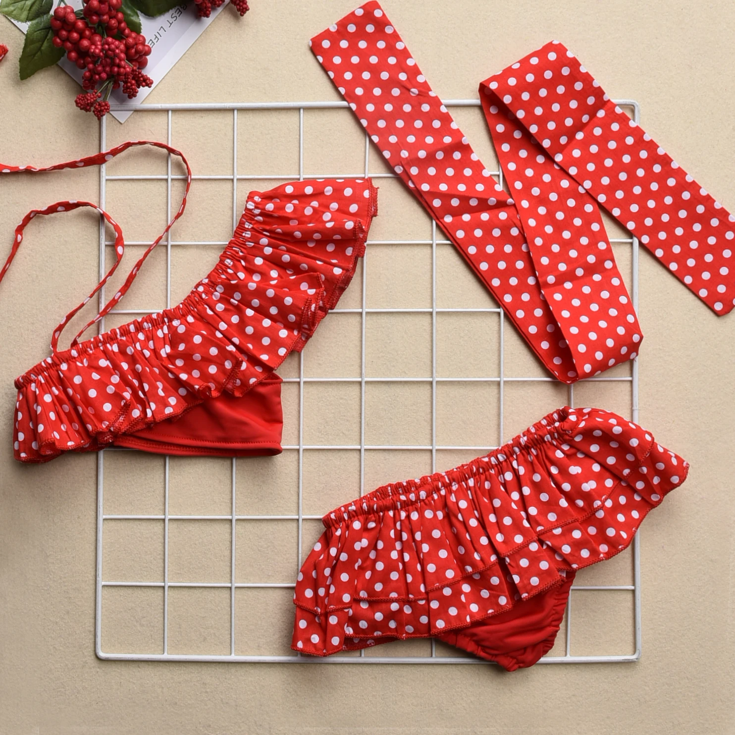 New design baby clothes set three-piece bathing suit with a strappy shoulder and red polka dot baby swimwear girls
New design baby clothes set three-piece bathing suit with a strappy shoulder and red polka dot baby swimwear girls