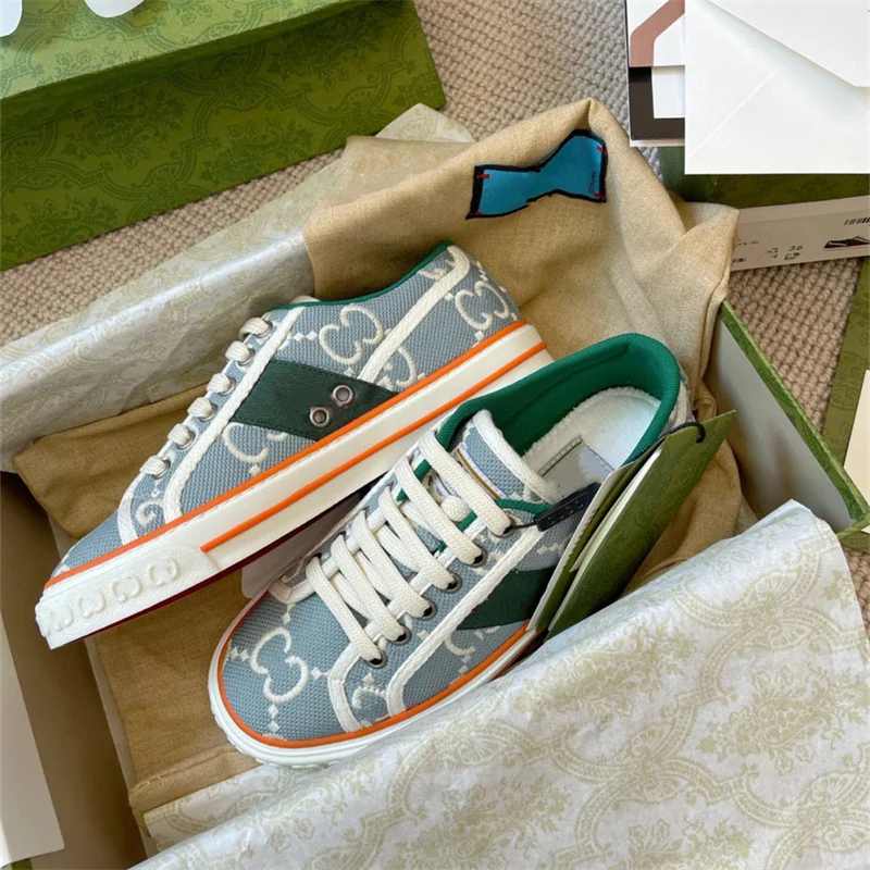 Vintage floral embroidery flat casual sports shoes for men and women small white shoes for women gG canvas shoes 1977
Vintage floral embroidery flat casual sports shoes for men and women small white shoes for women gG canvas shoes 1977