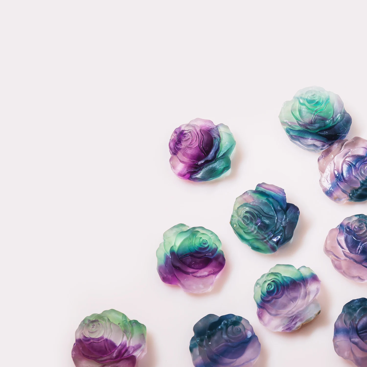 Hot selling high quality crystals carved rainbow fluorite lotus flower healing stone for wedding decorations
Hot selling high quality crystals carved rainbow fluorite lotus flower healing stone for wedding decorations
