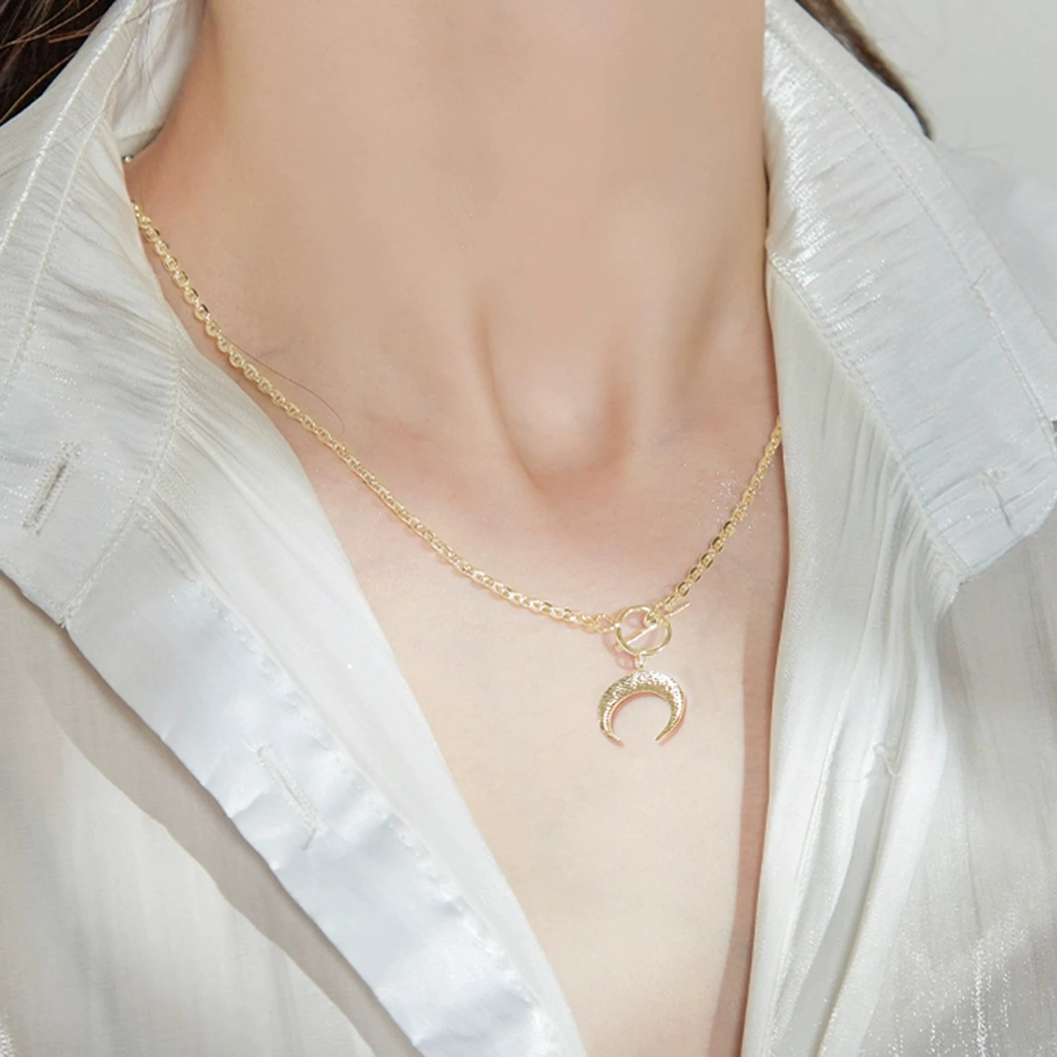 18k Gold Stainless Steel Moon Pendant Necklace Elegant Waterproof Tarnish Free Necklace for Women
18k Gold Stainless Steel Moon Pendant Necklace Elegant Waterproof Tarnish Free Necklace for Women