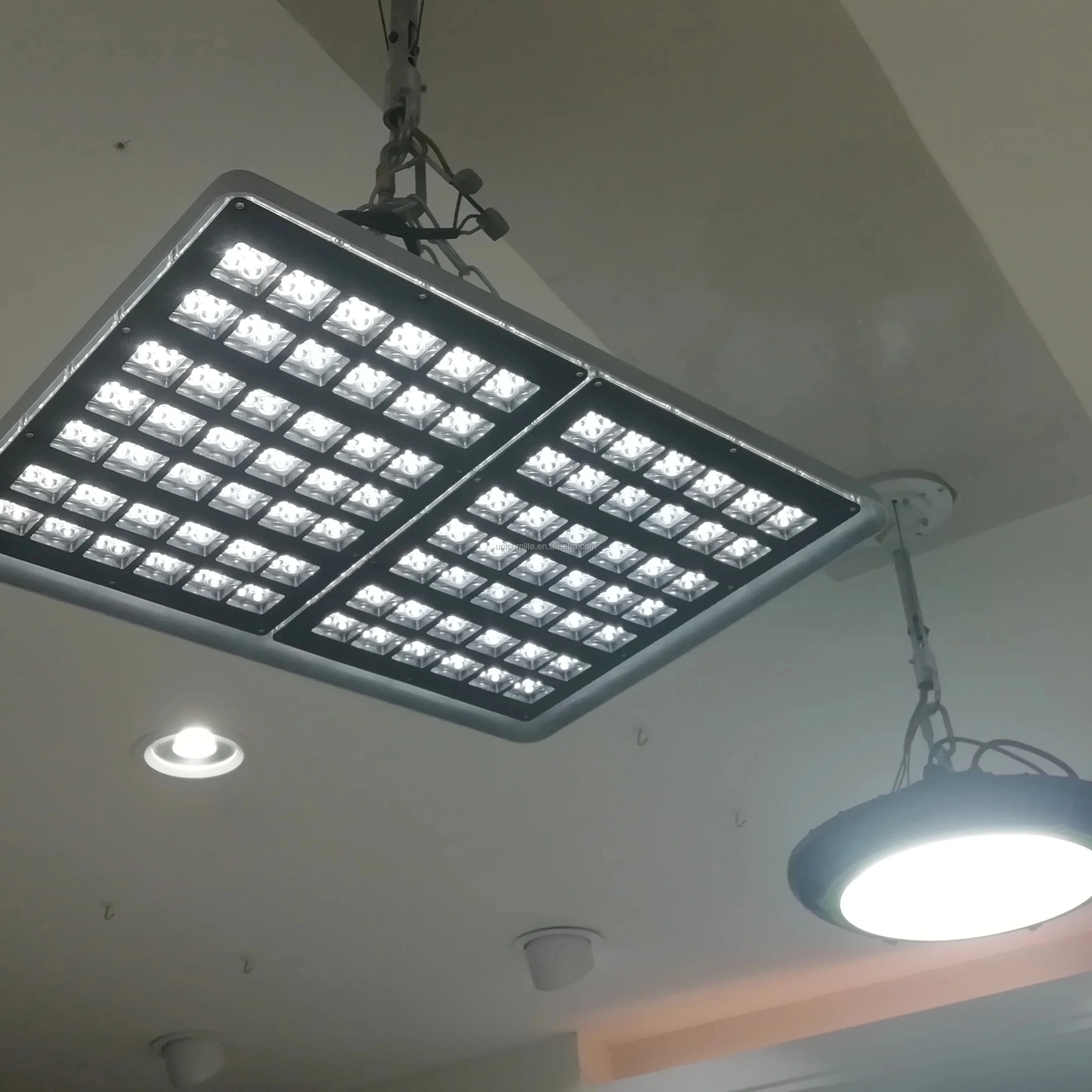 In stock in Germany TUV certificate highbay led 150 watt 130lm/w industrial high bay light
In stock in Germany TUV certificate highbay led 150 watt 130lm/w industrial high bay light