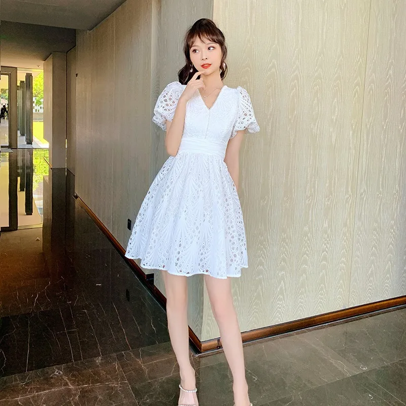 2022 summer new women's clothing V-neck hollow out A-line short dress high waist white lace dress
2022 summer new women's clothing V-neck hollow out A-line short dress high waist white lace dress
