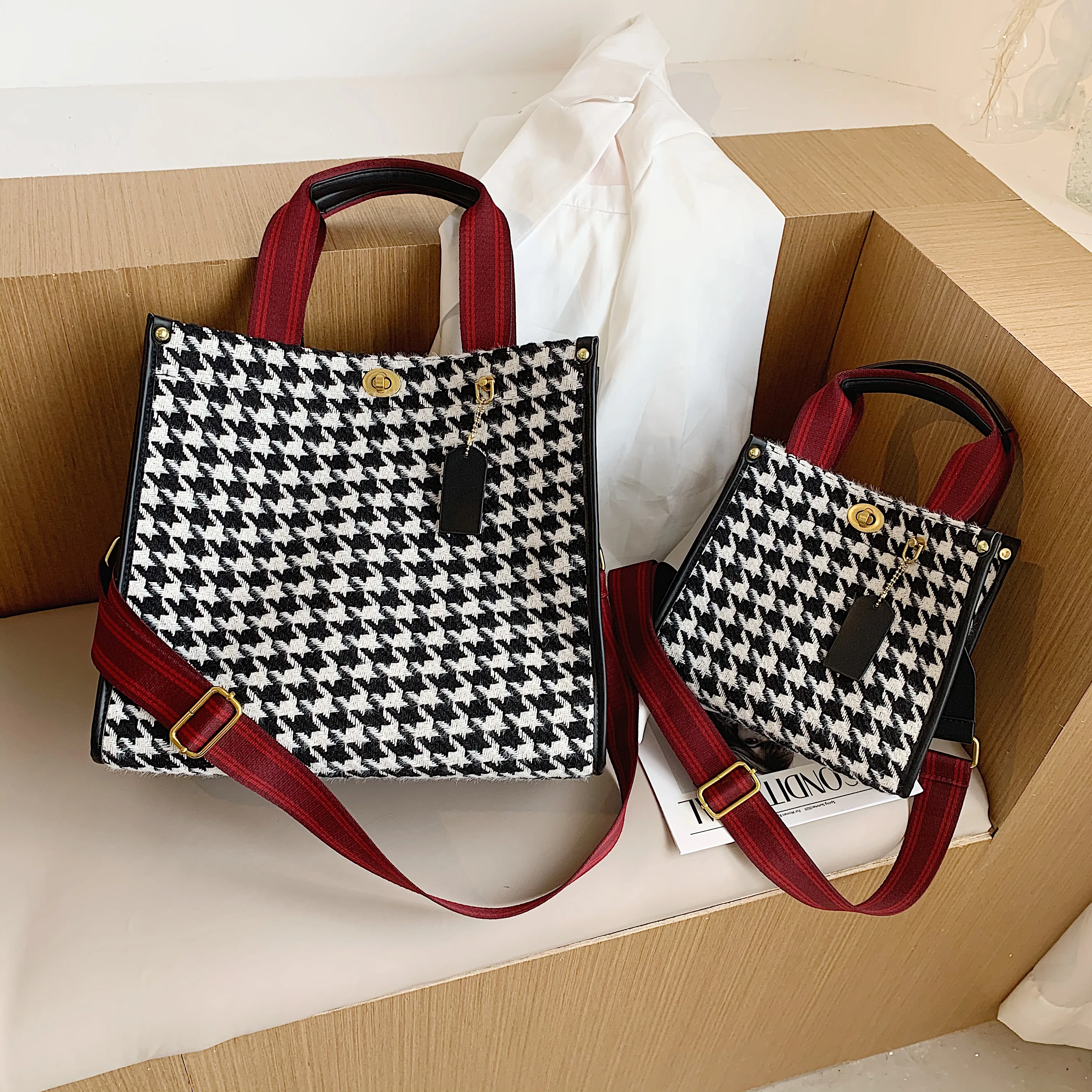 2022 Popular Large Capacity Tote Canvas Hand Bags Ladies Fashion Handbag Woman Plaid Purses For Females
2022 Popular Large Capacity Tote Canvas Hand Bags Ladies Fashion Handbag Woman Plaid Purses For Females