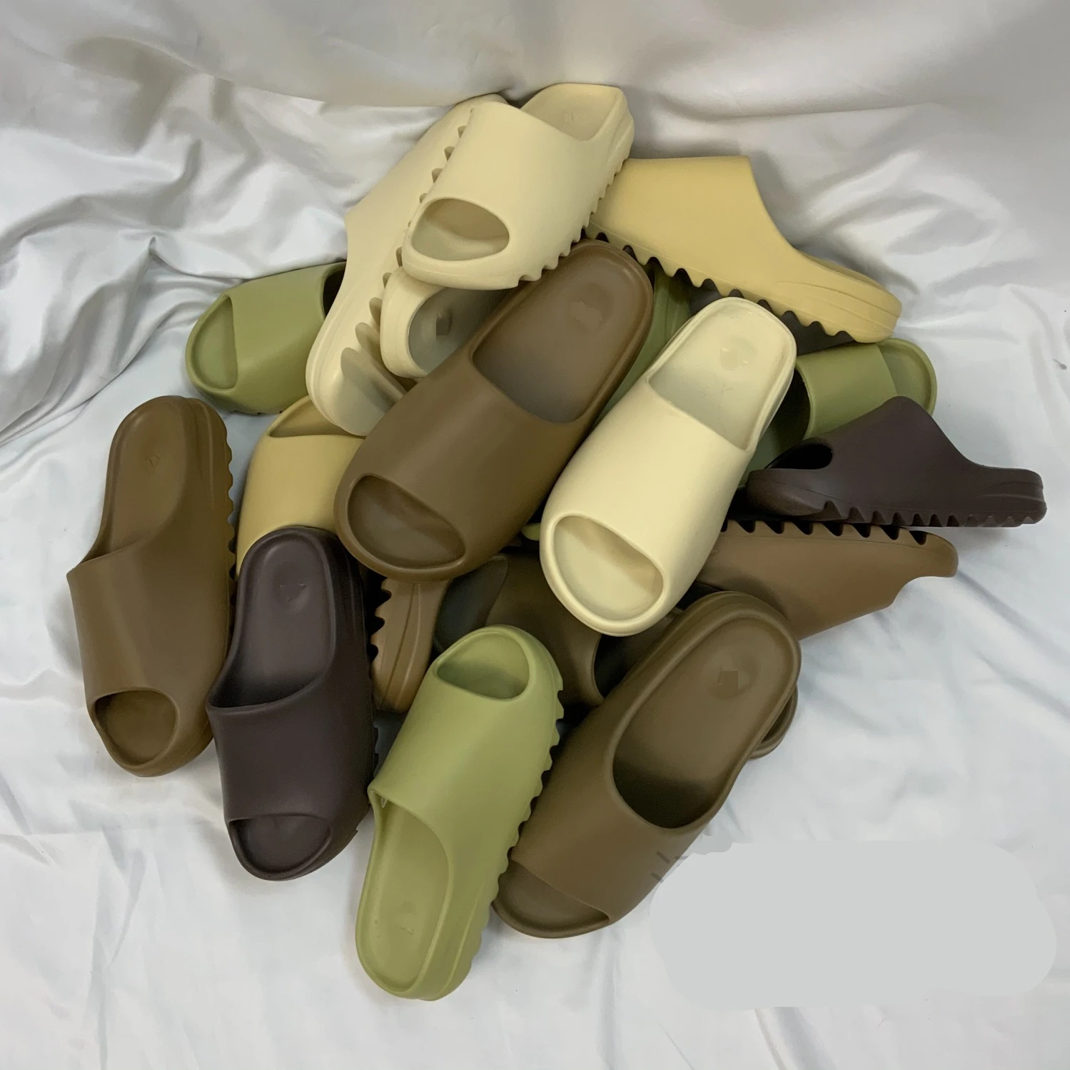 2021 Brand Name Men Sandal Yeezy Slippers Women Flat Platform Sandals Women Yeezy Slides, Multiple colors
2021 Brand Name Men Sandal Yeezy Slippers Women Flat Platform Sandals Women Yeezy Slides, Multiple colors
