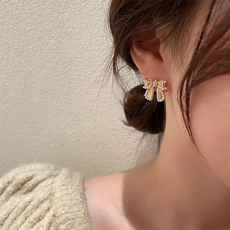 JUHU New round retro geometric stud earrings Korea temperament bow pearl drop earrings cute gold bow velvet jewelry for women
JUHU New round retro geometric stud earrings Korea temperament bow pearl drop earrings cute gold bow velvet jewelry for women