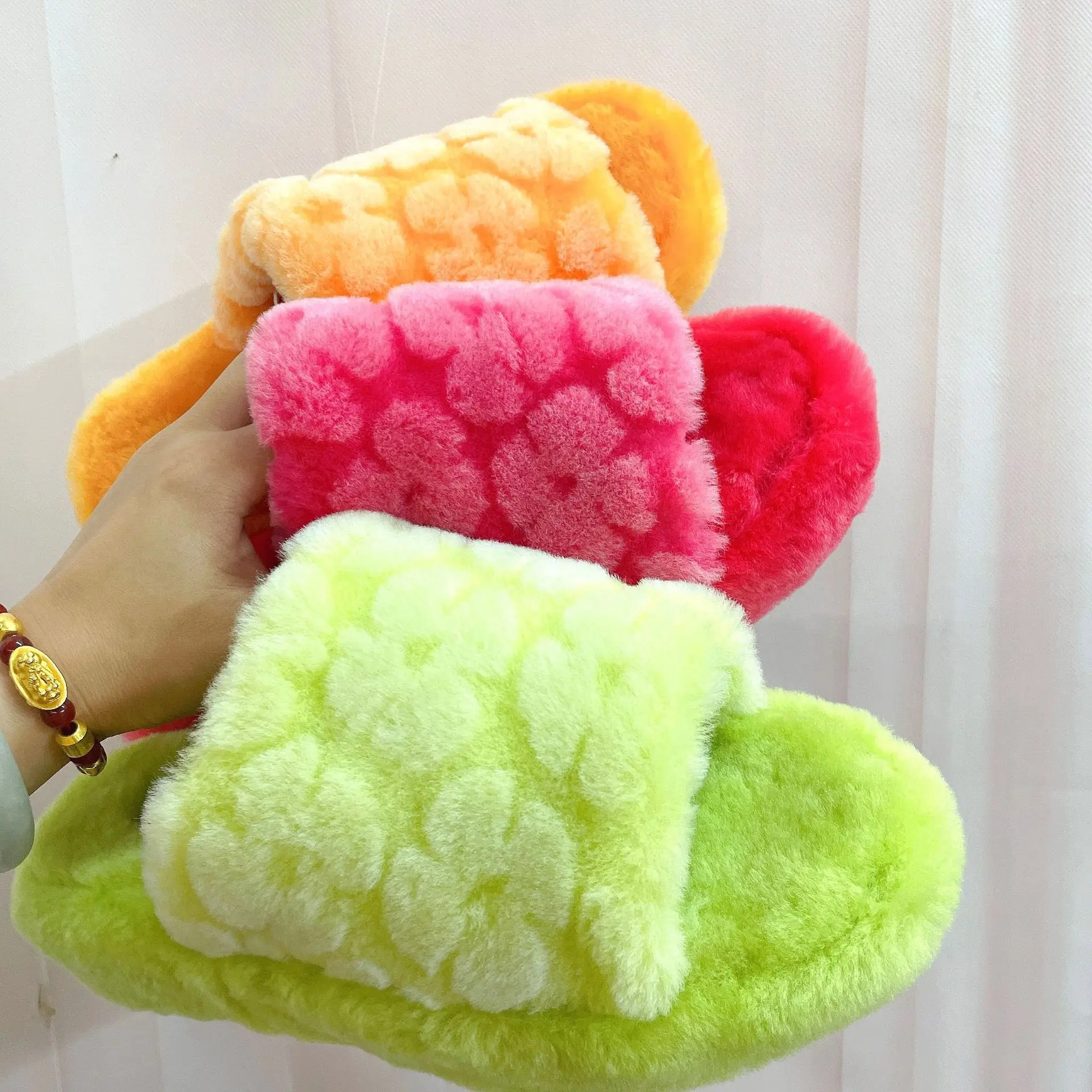 Wholesale indoor women sheepskin fur colorful lined slippers soft slides winter warm women slippers, Picture
Wholesale indoor women sheepskin fur colorful lined slippers soft slides winter warm women slippers, Picture