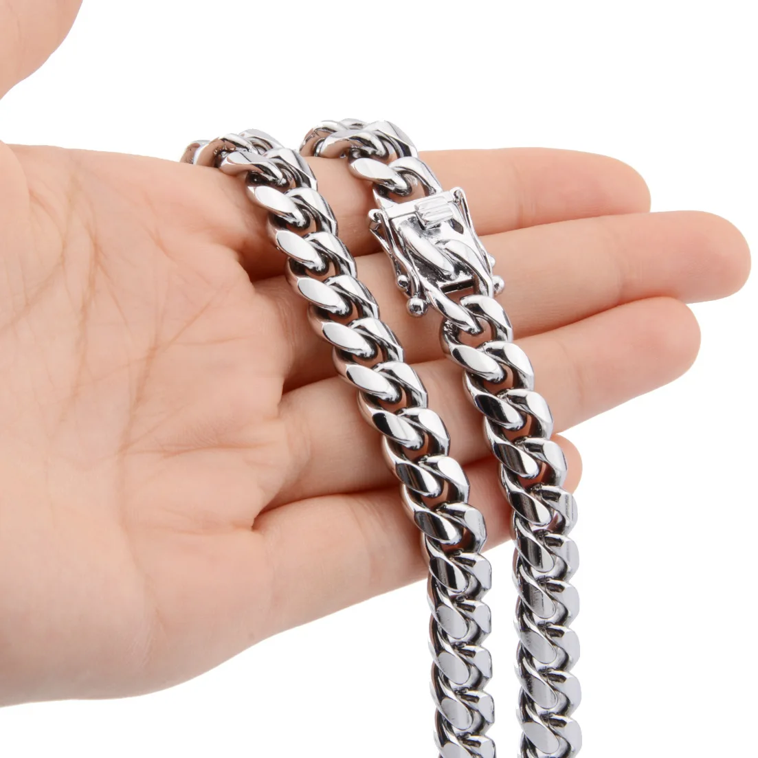 European and American new hot Cuba chain lead buckle silver stainless steel titanium steel encryption men's Necklace
European and American new hot Cuba chain lead buckle silver stainless steel titanium steel encryption men's Necklace