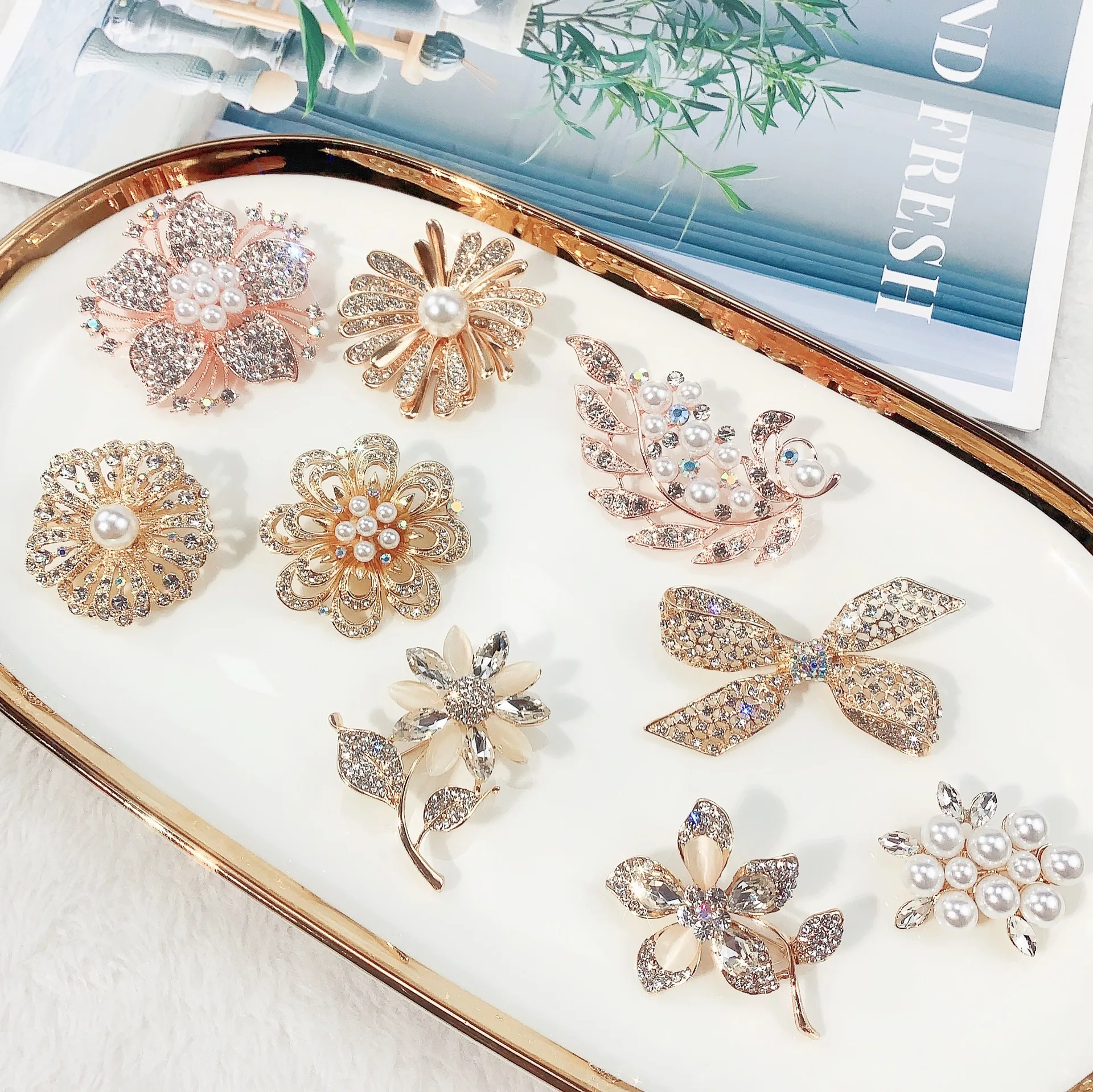 Fashion Ladies Jewelry Brooch Flower Shape Jewelry Gold Brooch with Pearl Decoration in Stock
Fashion Ladies Jewelry Brooch Flower Shape Jewelry Gold Brooch with Pearl Decoration in Stock