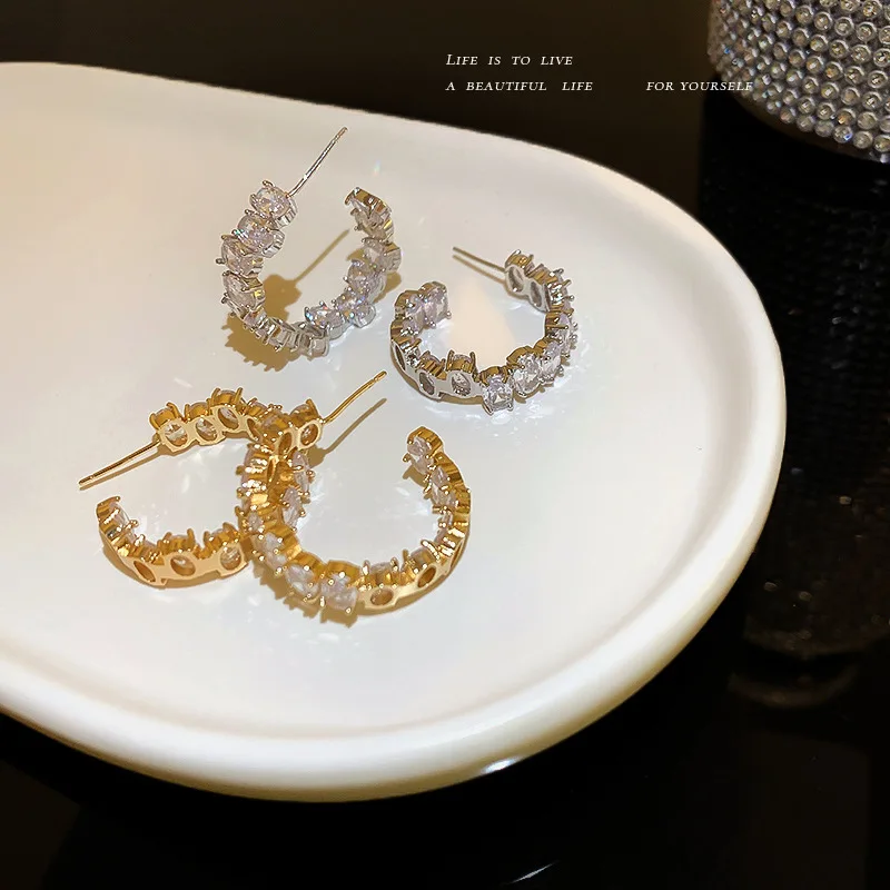 Brass 925 Silver Post 18k Gold Plated Oval Crystal Circle Earrings Bling Crystal C Shape Hoop Earrings
Brass 925 Silver Post 18k Gold Plated Oval Crystal Circle Earrings Bling Crystal C Shape Hoop Earrings