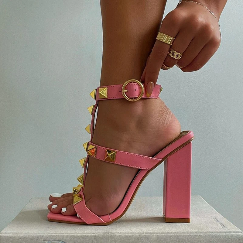 35-42 2021 European and American foreign trade thick heel square head rivet open toe Sandal
35-42 2021 European and American foreign trade thick heel square head rivet open toe Sandal
