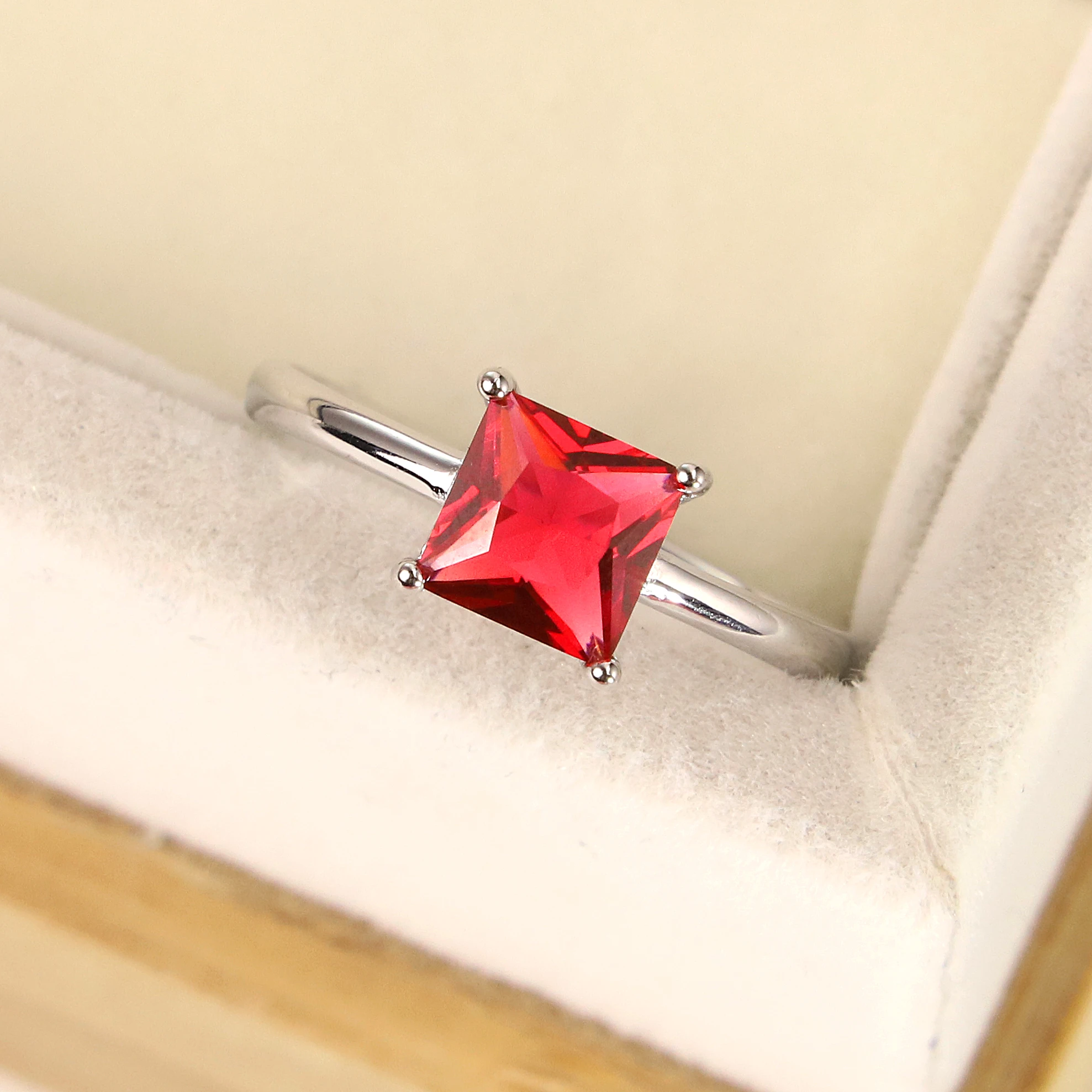 Best-selling Europe and the United States fashion s925 pure silver engagement ring zircon Ms. Ruby crystal jewelry gifts
Best-selling Europe and the United States fashion s925 pure silver engagement ring zircon Ms. Ruby crystal jewelry gifts