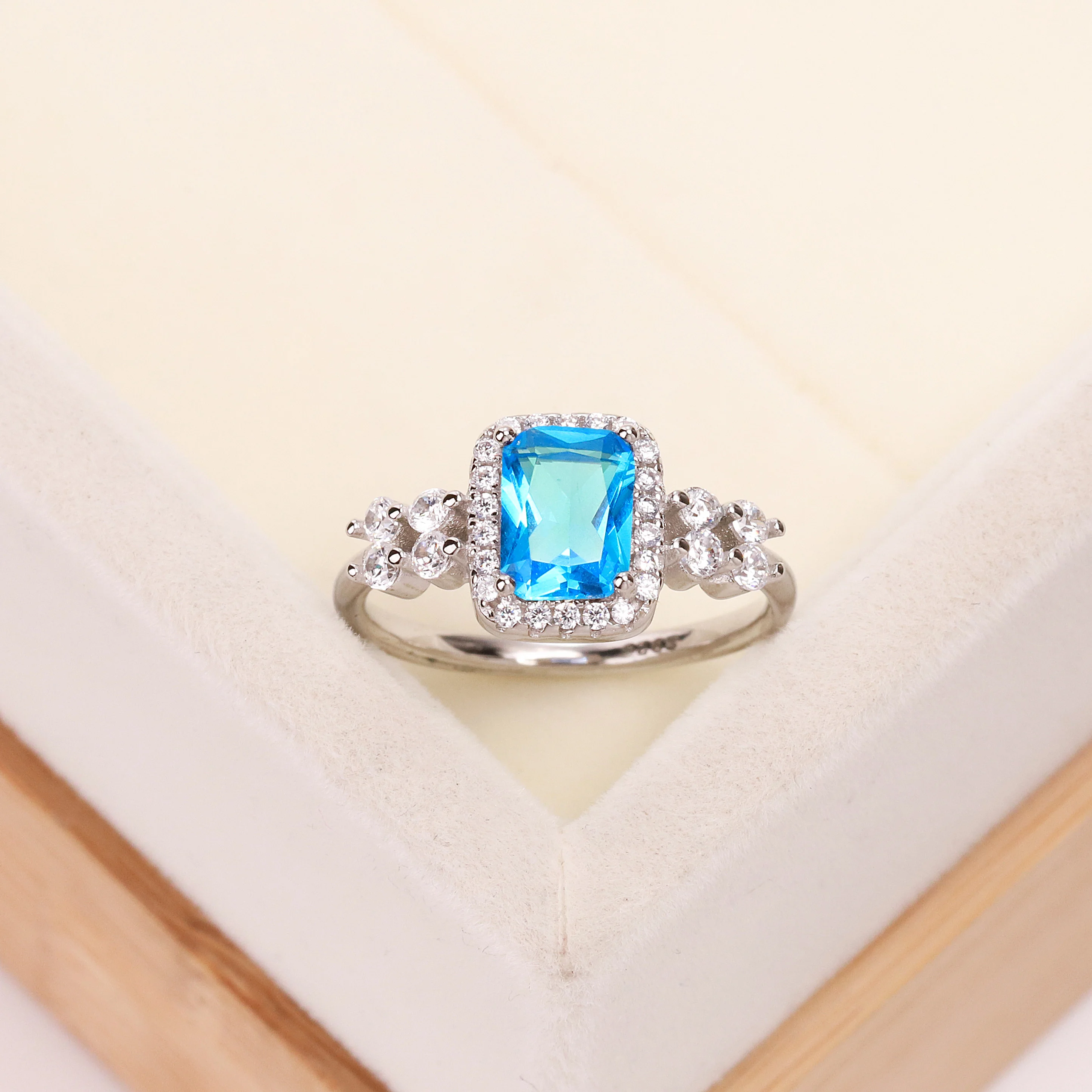 Best-selling Europe and the United States S925 silver wedding ring blue zircon ms square crystal jewelry luxury gifts
Best-selling Europe and the United States S925 silver wedding ring blue zircon ms square crystal jewelry luxury gifts