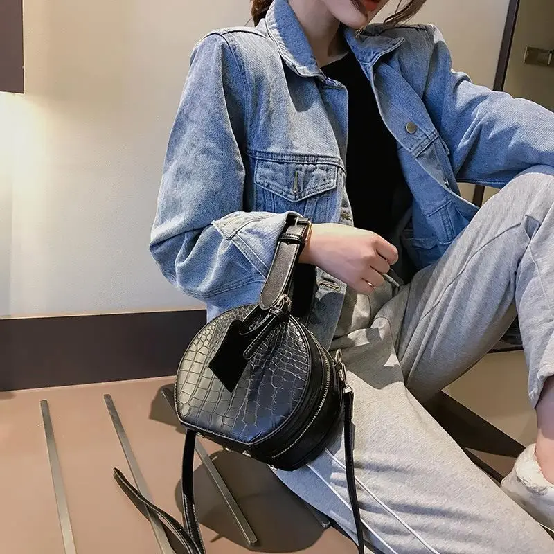 2020 Ins Fashion Crocodile Pattern Small Round Shoulder Messenger Bag Women Purses and Handbag Crossbody
2020 Ins Fashion Crocodile Pattern Small Round Shoulder Messenger Bag Women Purses and Handbag Crossbody