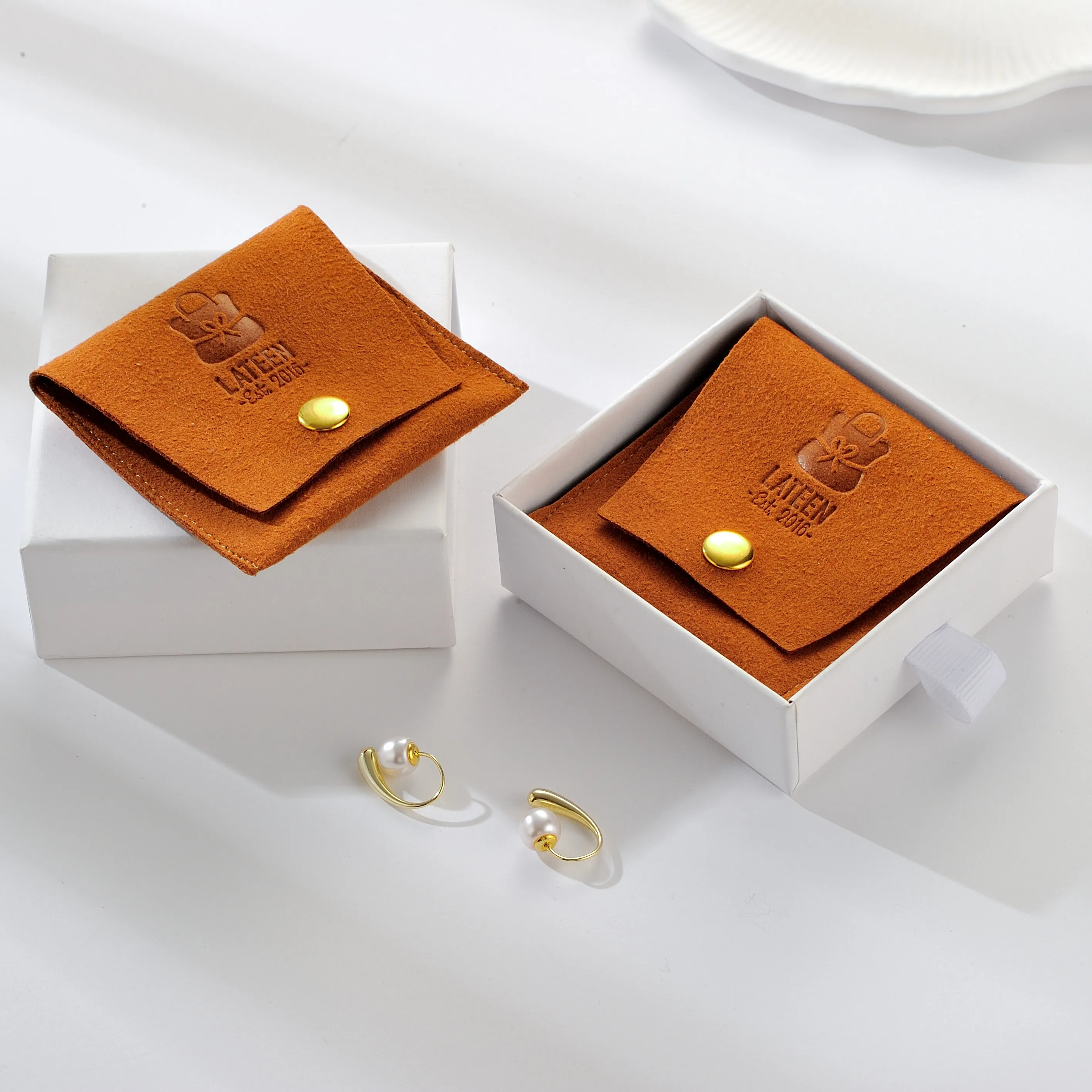 Custom logo design jewelry gift envelope packaging velvet pouch button microfiber Jewelry bag
Custom logo design jewelry gift envelope packaging velvet pouch button microfiber Jewelry bag