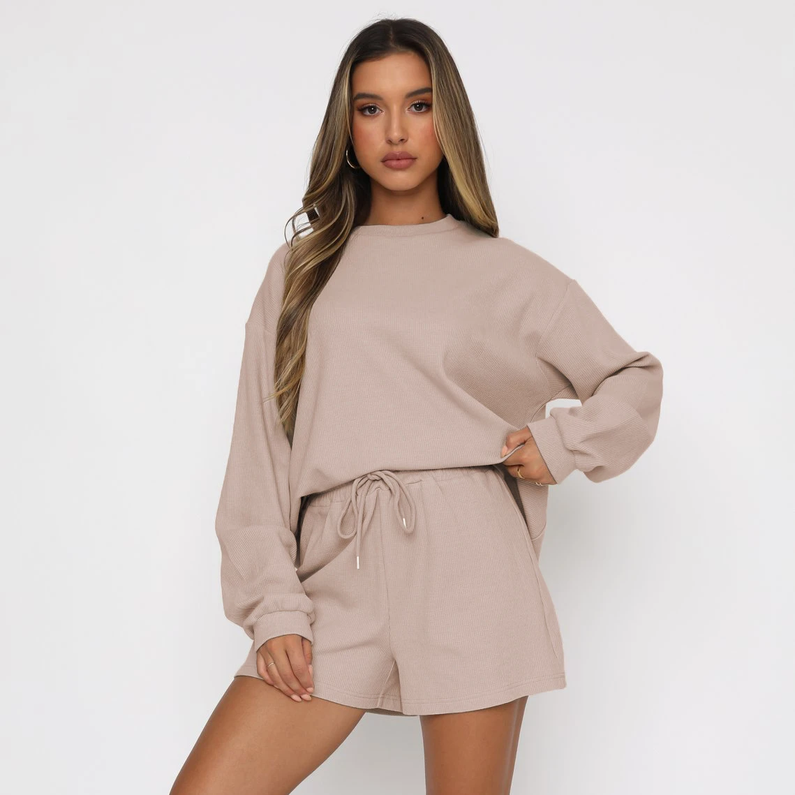 Ladies clothing Fashion solid color home service women's casual long sleeves top loose shorts hooded sweatsuit
Ladies clothing Fashion solid color home service women's casual long sleeves top loose shorts hooded sweatsuit