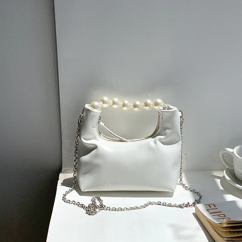 luxury quality amazing design elegant PU leather pure simple style pearl handle with strap custom logo cute girls bag
luxury quality amazing design elegant PU leather pure simple style pearl handle with strap custom logo cute girls bag