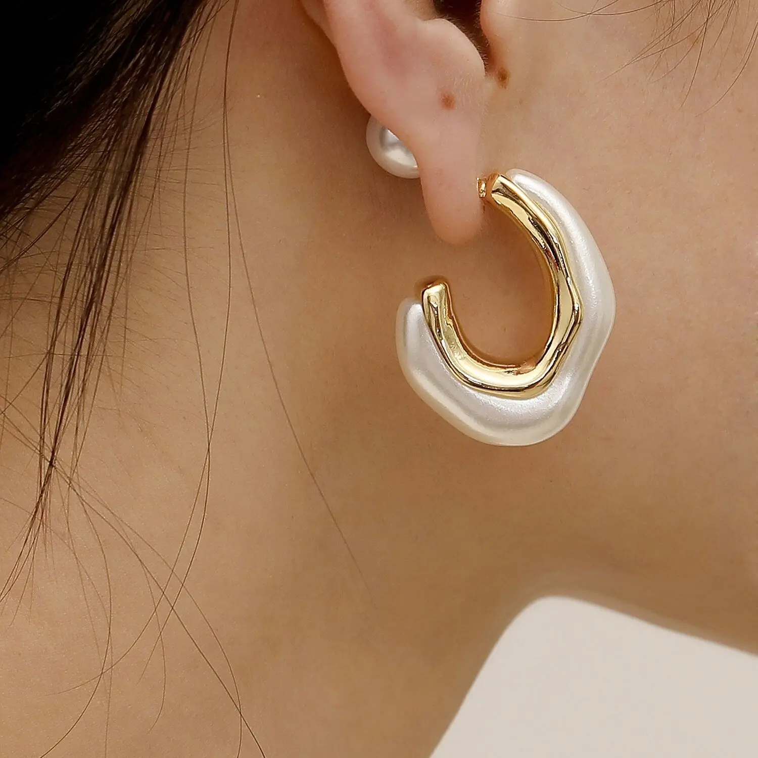 2022 New Arrival Gold Plated Irregular Pearl Hook Earrings Elegant Simple Freshwater Pearl C Shape Stud Earrings for Women
2022 New Arrival Gold Plated Irregular Pearl Hook Earrings Elegant Simple Freshwater Pearl C Shape Stud Earrings for Women