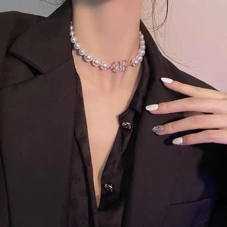 Temperament style high-end simple and versatile pearl necklace French light luxury letter necklace for vacation
Temperament style high-end simple and versatile pearl necklace French light luxury letter necklace for vacation