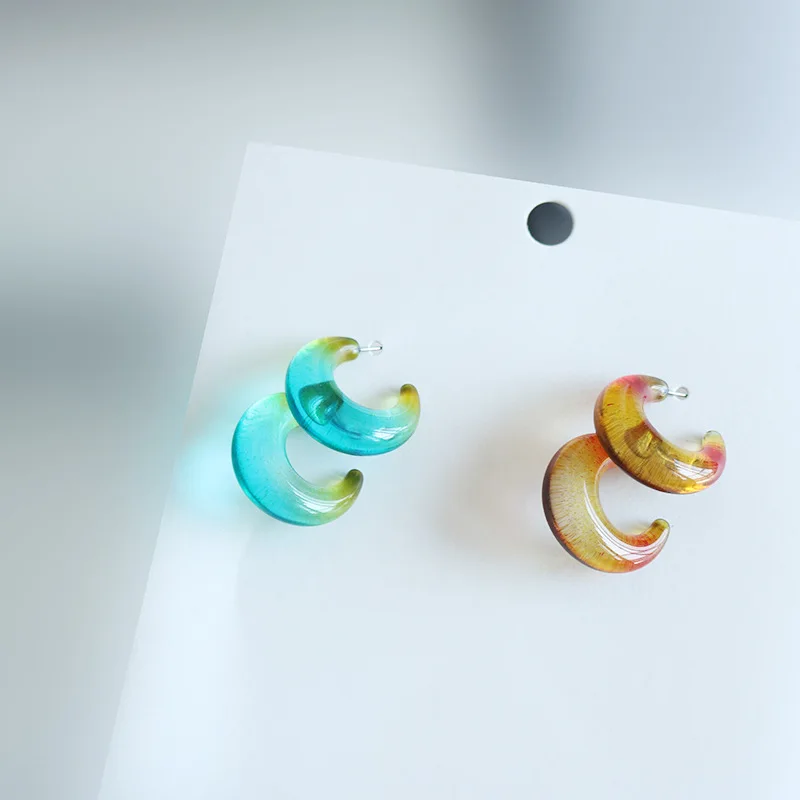 Korean New Translucent Resin Acrylic Moon Hoop Earrings Thick C Shape Acrylic Hoop Earrings for Summer
Korean New Translucent Resin Acrylic Moon Hoop Earrings Thick C Shape Acrylic Hoop Earrings for Summer
