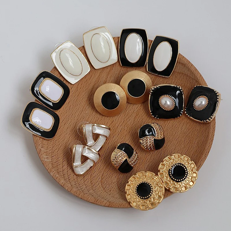 Black White Enamel Earrings Floral Square Round Twisted Geometric Earrings for Women French Vintage Stud Earring Christmas Gift
Black White Enamel Earrings Floral Square Round Twisted Geometric Earrings for Women French Vintage Stud Earring Christmas Gift