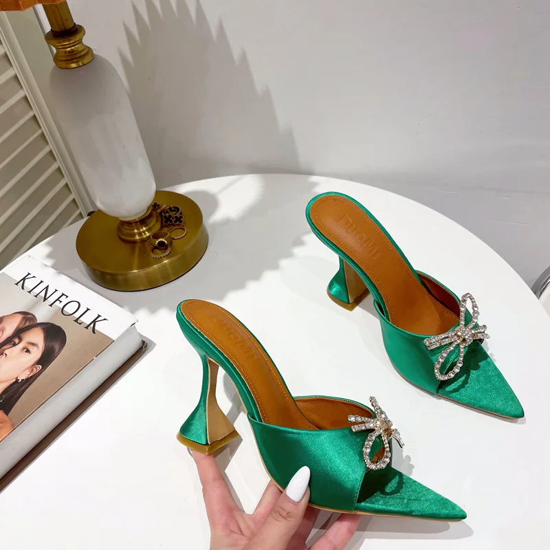 2022 New Bow Rhinestone Fish Mouth Open Toe High Heels Wine Glass Heel Medium Block Heeled Sandals Slippers
2022 New Bow Rhinestone Fish Mouth Open Toe High Heels Wine Glass Heel Medium Block Heeled Sandals Slippers
