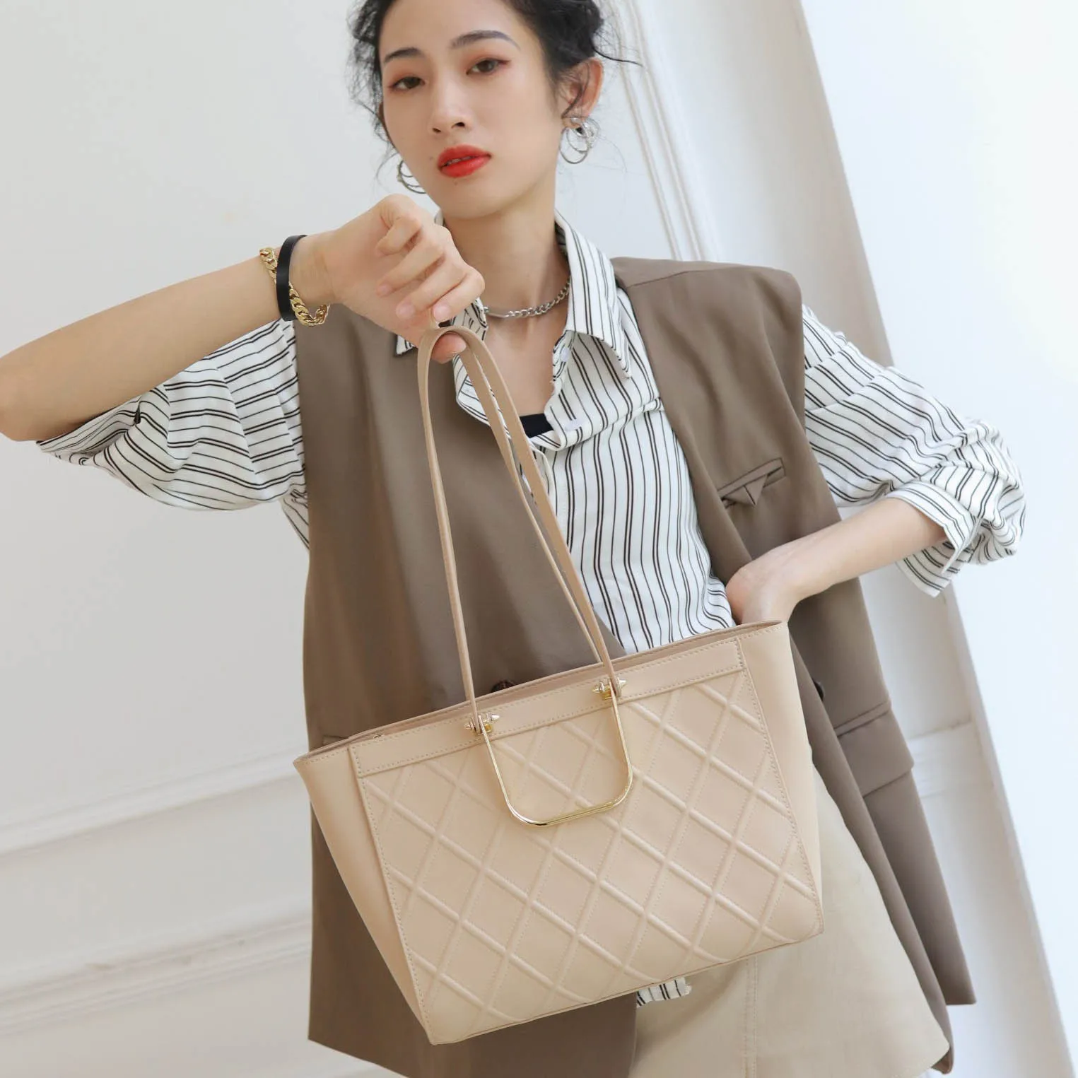 2023 fashion designer tote handbags women high quantity genuine leather shoulder bag for lady
2023 fashion designer tote handbags women high quantity genuine leather shoulder bag for lady