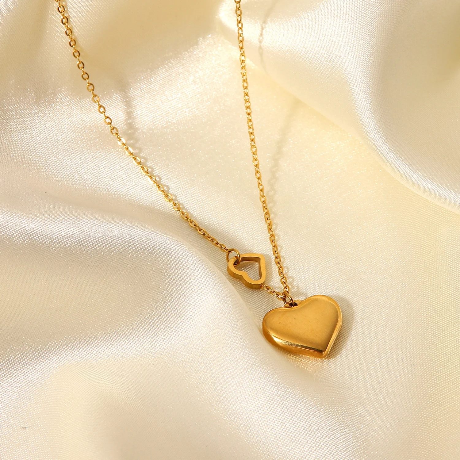 Lovely Wholesale Custom Waterproof 18K Gold Plated Stainless Steel Necklace Dainty Love Chain Heart Pendant Necklace for Women
Lovely Wholesale Custom Waterproof 18K Gold Plated Stainless Steel Necklace Dainty Love Chain Heart Pendant Necklace for Women