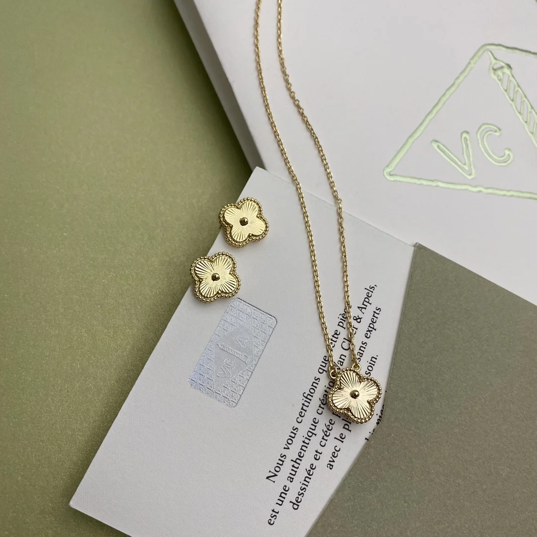 HAOY Flower Pendants Vancleef Alham Necklace Earrings Gold plated Jewelry Set Acessories Women No box 
HAOY Flower Pendants Vancleef Alham Necklace Earrings Gold plated Jewelry Set Acessories Women No box