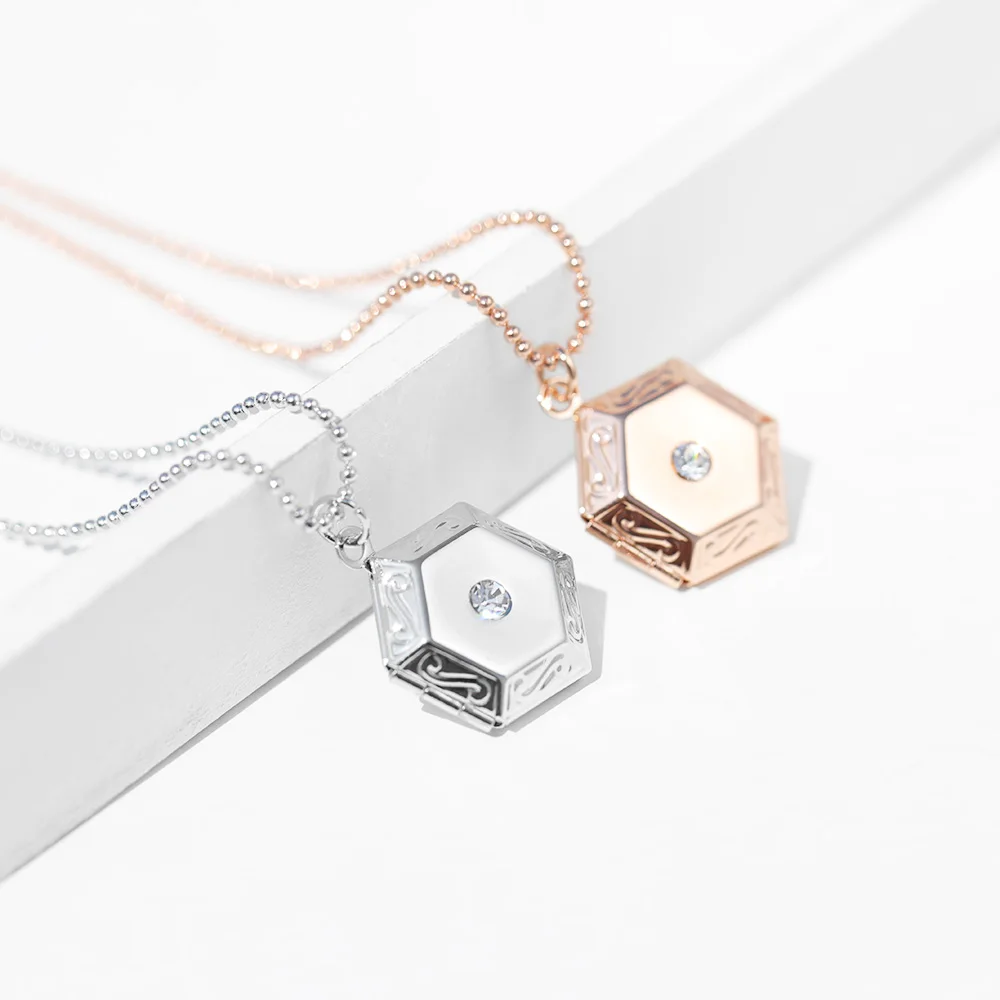 Wholesale New Fashion Custom Pendant Chain Jewelry Gifts Geometric Hexagonal Rhinestone Necklace For Women & Girls
Wholesale New Fashion Custom Pendant Chain Jewelry Gifts Geometric Hexagonal Rhinestone Necklace For Women & Girls