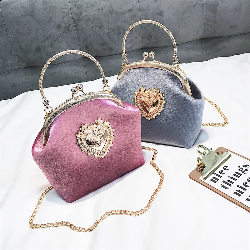 2021 Female Velvet Pearl Handbag Vintage Velour Heart Design Evening Bag Wedding Party Bride Clutch Velour Badge Bag Purse, Burgundy, light gray, green, black, pink
2021 Female Velvet Pearl Handbag Vintage Velour Heart Design Evening Bag Wedding Party Bride Clutch Velour Badge Bag Purse, Burgundy, light gray, green, black, pink