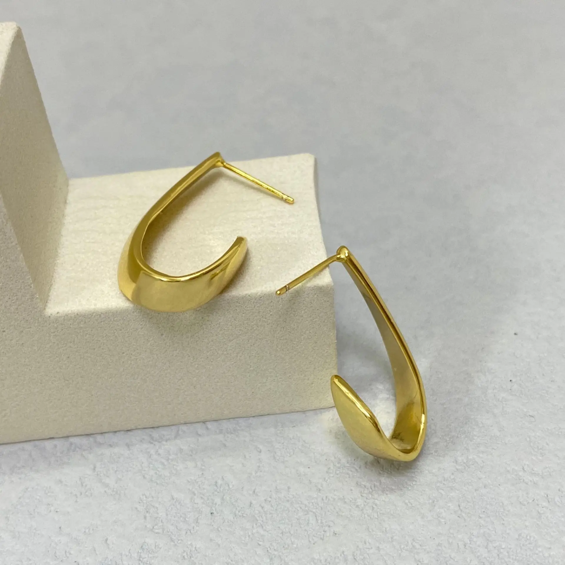 Minimalist Real Gold Plating Curved J Shaped Earrings High Polished Wide Geometric Hoop Earrings for Women
Minimalist Real Gold Plating Curved J Shaped Earrings High Polished Wide Geometric Hoop Earrings for Women