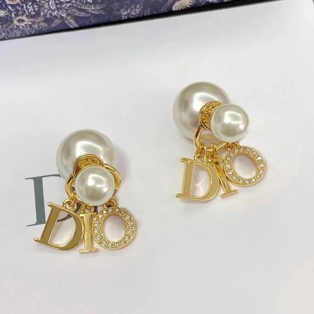 New Fashion Simple D home Temperament Jewelry Set with Diamonds Cold Wind Creative Personality Stud Earrings, Colorful
New Fashion Simple D home Temperament Jewelry Set with Diamonds Cold Wind Creative Personality Stud Earrings, Colorful
