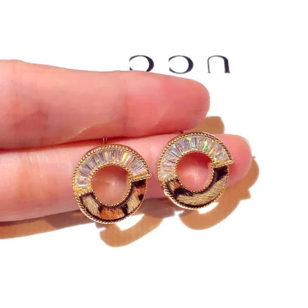 New Design Leopard Circle Earring For Women Shiny Crystal Geometric Stud Earrings Girl Gift Aesthetic Jewelry, Picture shows
New Design Leopard Circle Earring For Women Shiny Crystal Geometric Stud Earrings Girl Gift Aesthetic Jewelry, Picture shows