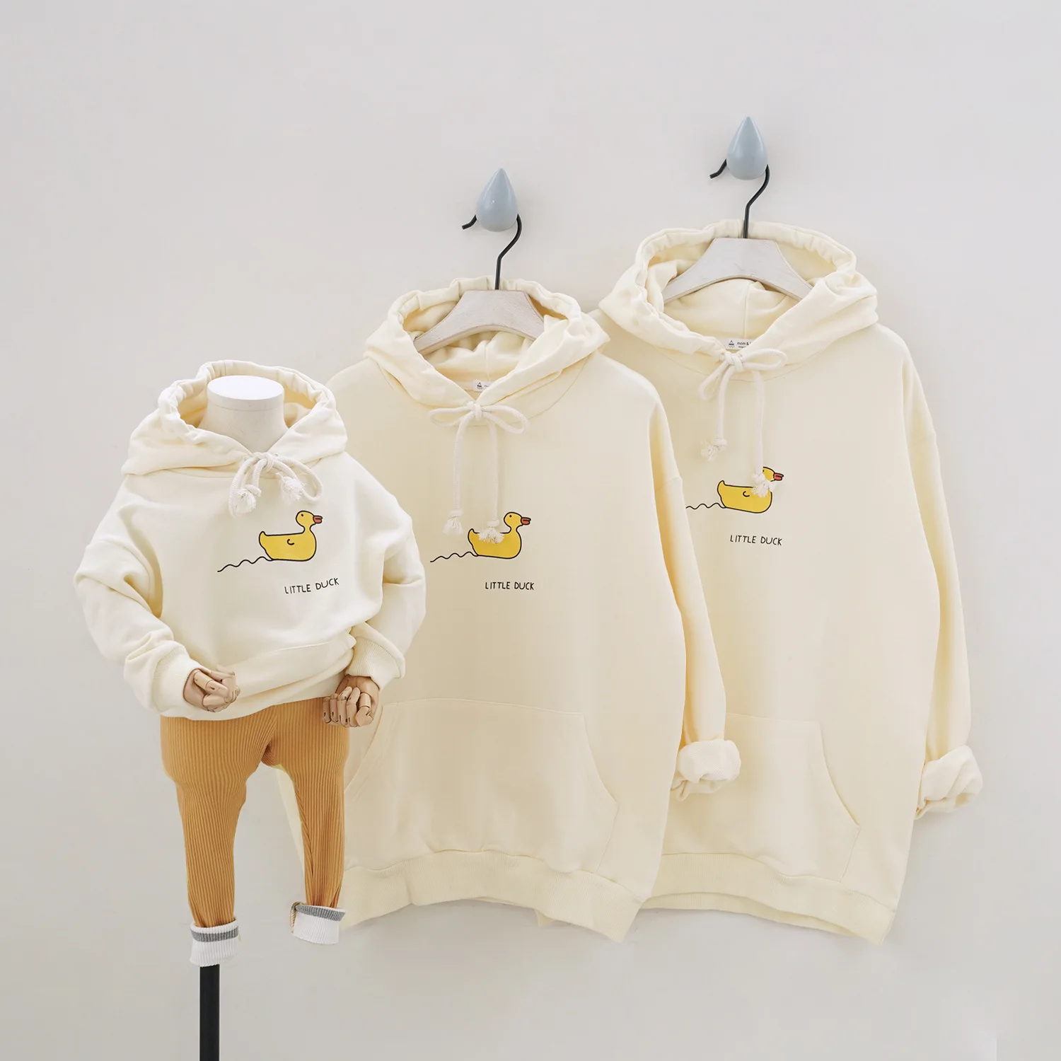 Cute kids and parents cotton hoodies children and adult sweatshirt family sportswear, As picture 
Cute kids and parents cotton hoodies children and adult sweatshirt family sportswear, As picture