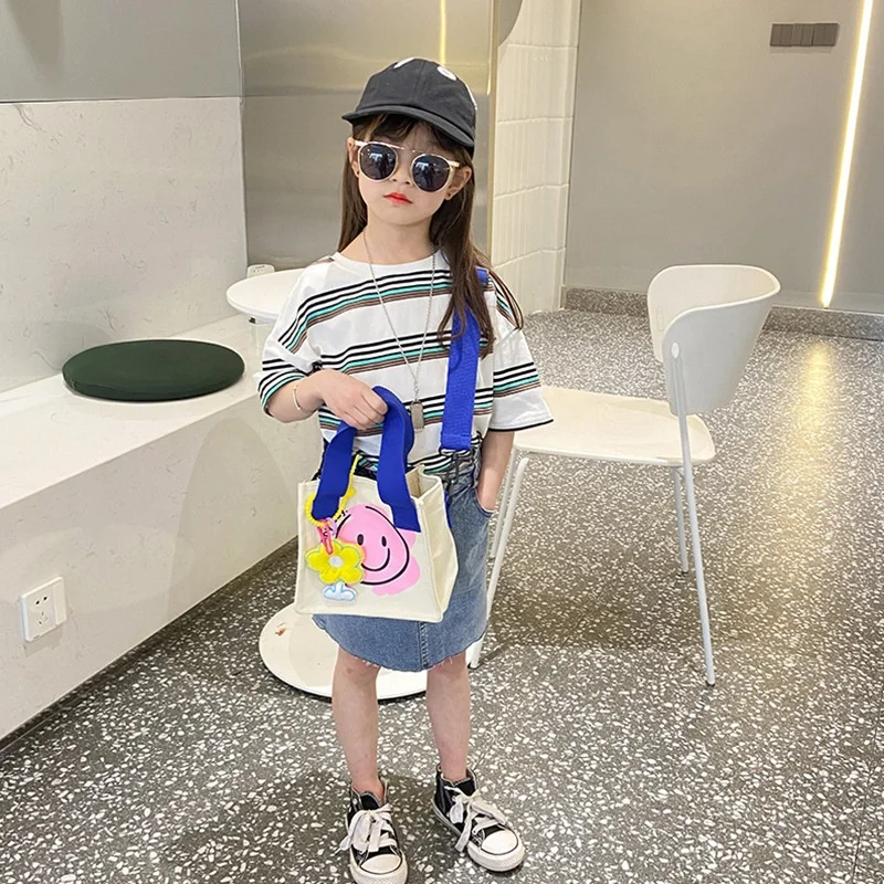 Children's bags 2022 New Korean smiley cartoon canvas handbag Western style flower letter messenger mummy bag
Children's bags 2022 New Korean smiley cartoon canvas handbag Western style flower letter messenger mummy bag