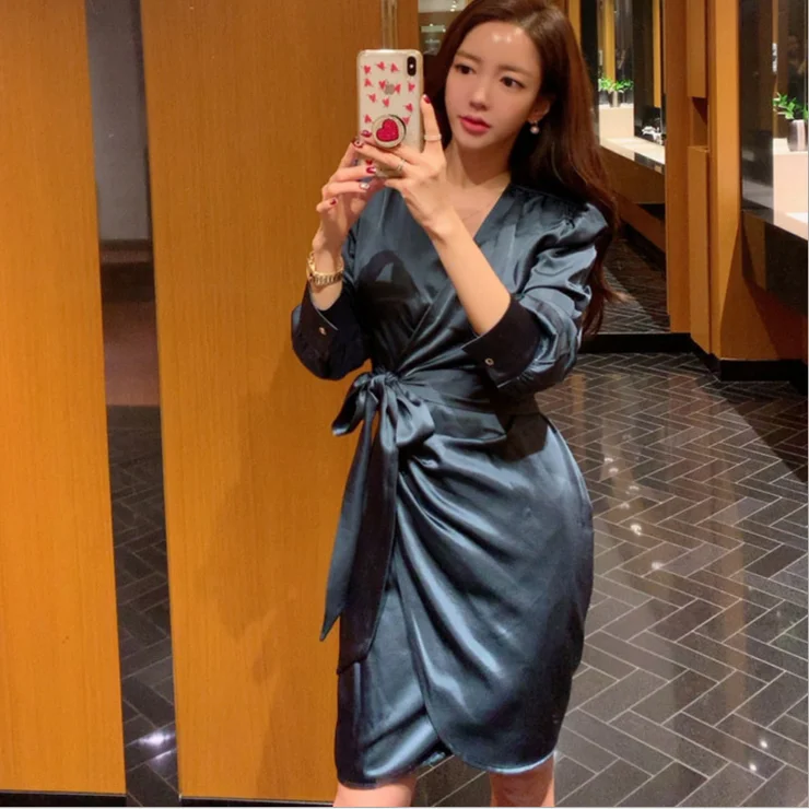 2021 spring new Korean style temperament V-neck slim dress Rope tether waist step skirt female sense silky dress
2021 spring new Korean style temperament V-neck slim dress Rope tether waist step skirt female sense silky dress