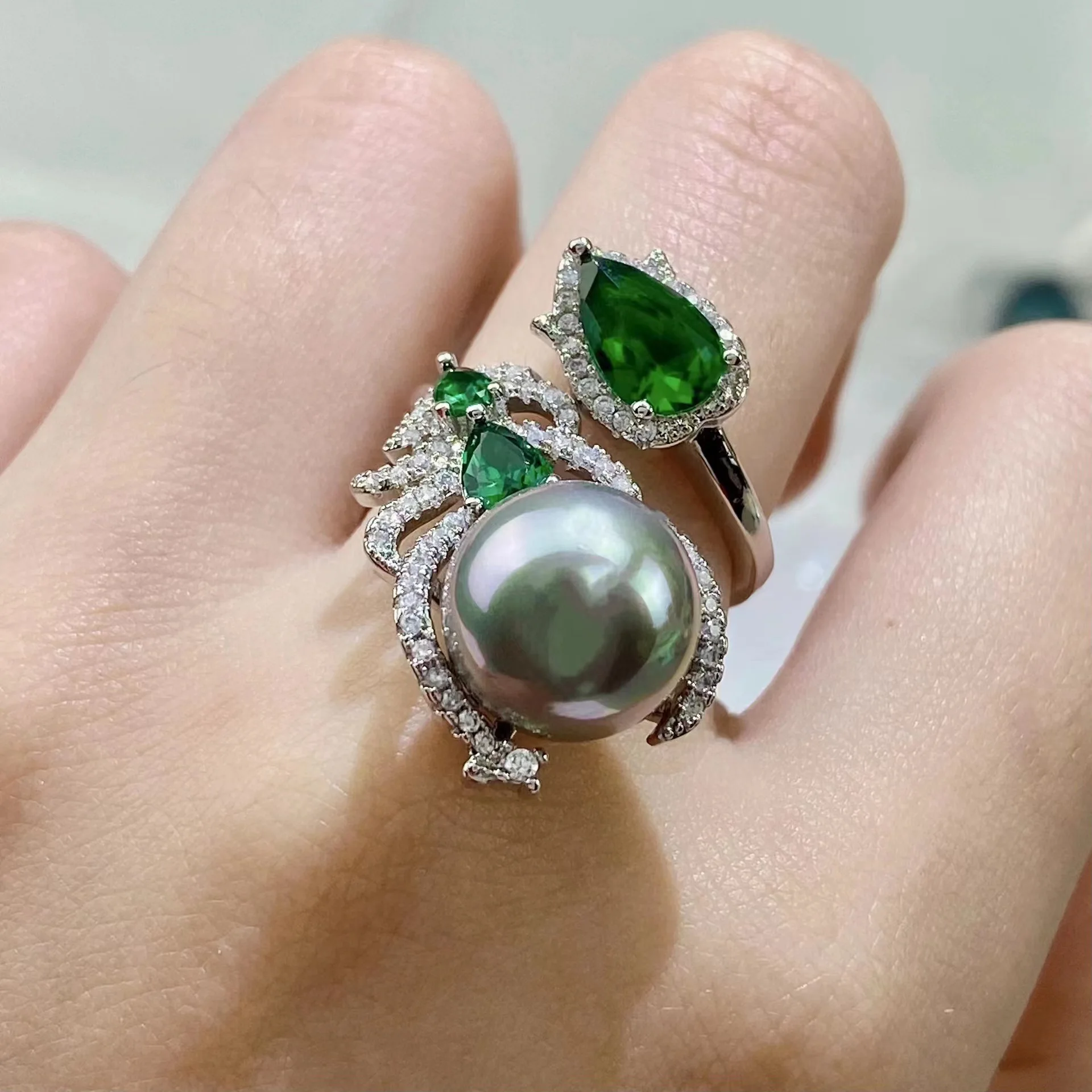 Light Luxury Imitation Tahitian Black Pearl Ring Heavy Crafted Feather Microinlaid with Diamond Open Ring gem stone jewelry
Light Luxury Imitation Tahitian Black Pearl Ring Heavy Crafted Feather Microinlaid with Diamond Open Ring gem stone jewelry