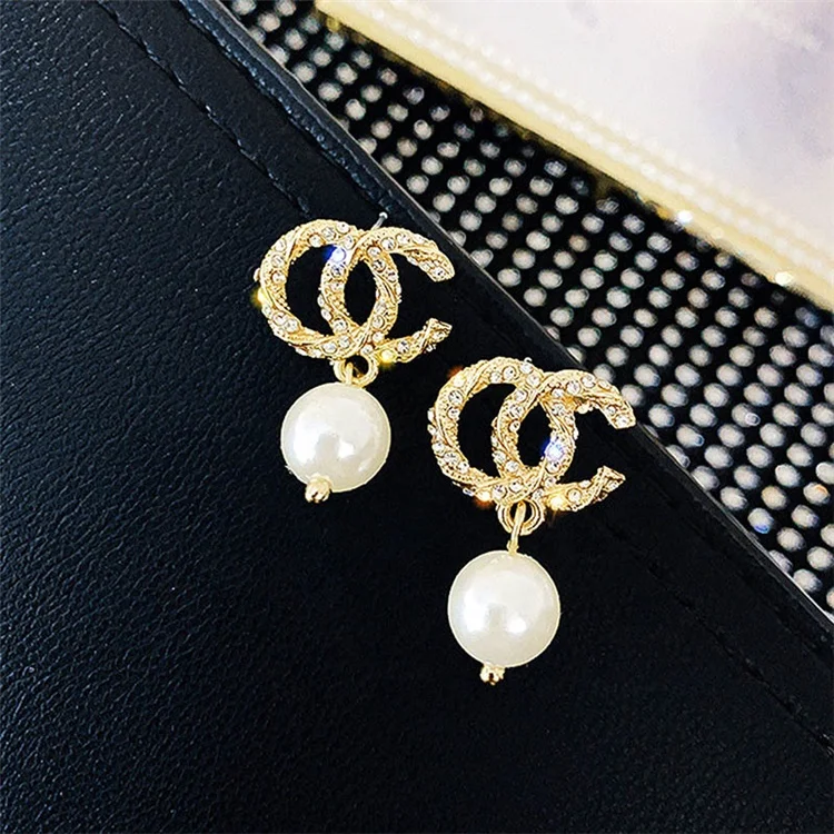 2021 personality shiny c letter stud Earrings sexy party fashion trendsetter lady Earrings, Gold/black
2021 personality shiny c letter stud Earrings sexy party fashion trendsetter lady Earrings, Gold/black