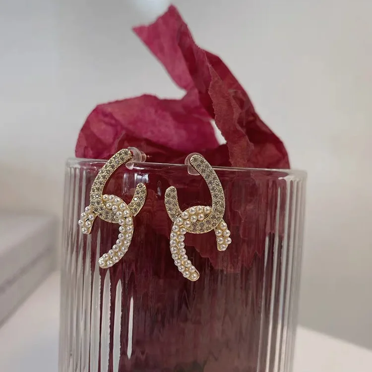 Vershal Korean Style 18K Real Gold Plated Irregular Cross Pearl Diamond Earrings For Women 2022
Vershal Korean Style 18K Real Gold Plated Irregular Cross Pearl Diamond Earrings For Women 2022