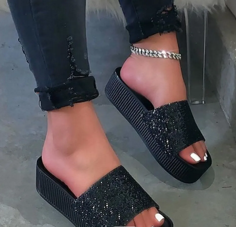 New design fashion platform slippers glitter upper fabby women slides thick sole outdoor high heel lady sandals
New design fashion platform slippers glitter upper fabby women slides thick sole outdoor high heel lady sandals