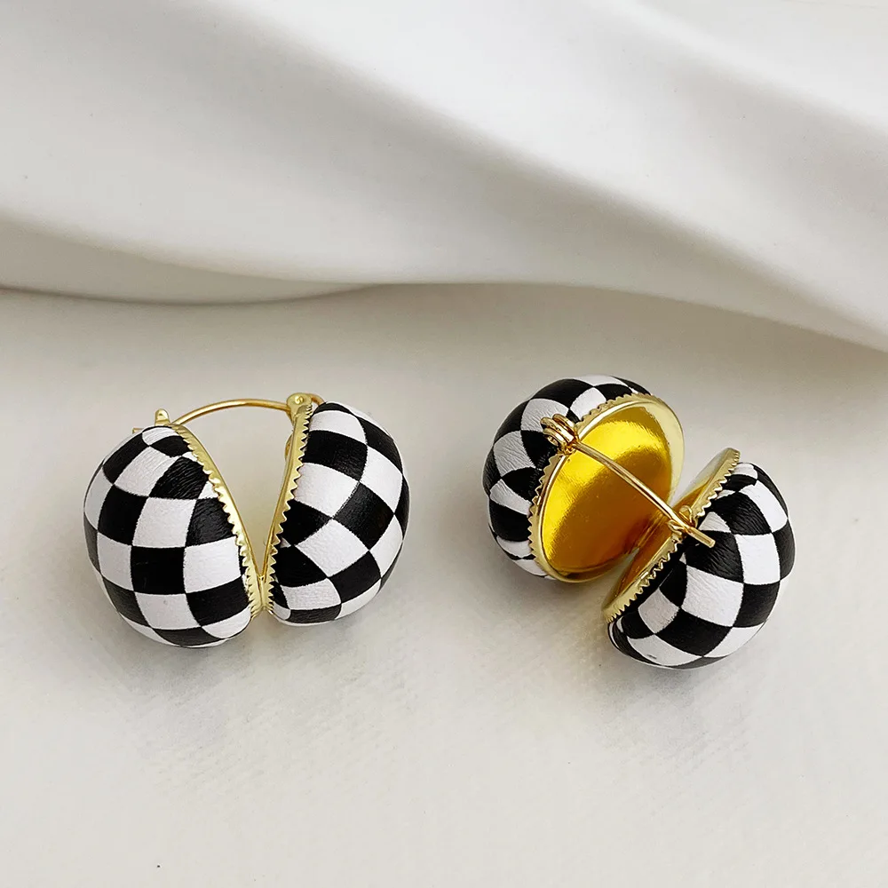 Korean Vintage Fashion Designer Earrings For Women 2021 New White Black Button Lattice Jewelry Earings
Korean Vintage Fashion Designer Earrings For Women 2021 New White Black Button Lattice Jewelry Earings
