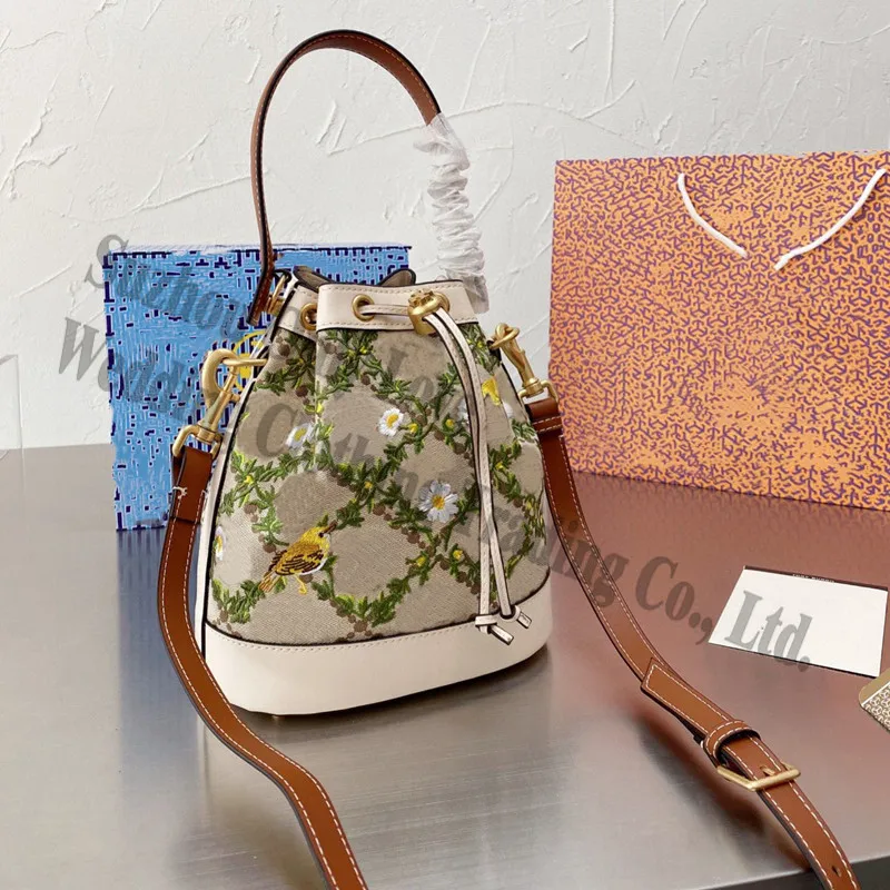 Wholesale Ladies Fashion Canvas Middle Yellow Embroidery Luxury Bucket Handbags Women One Side Over Shoulder Bag Lady
Wholesale Ladies Fashion Canvas Middle Yellow Embroidery Luxury Bucket Handbags Women One Side Over Shoulder Bag Lady