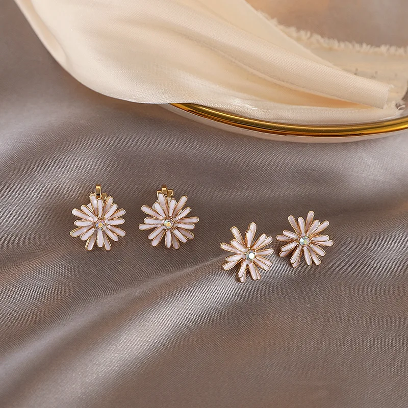 Vershal New Fashion Cute Rhinestone Flower 925 Silver Needle Stud Earrings Minimalist Gentle Daisy Jewelry
Vershal New Fashion Cute Rhinestone Flower 925 Silver Needle Stud Earrings Minimalist Gentle Daisy Jewelry