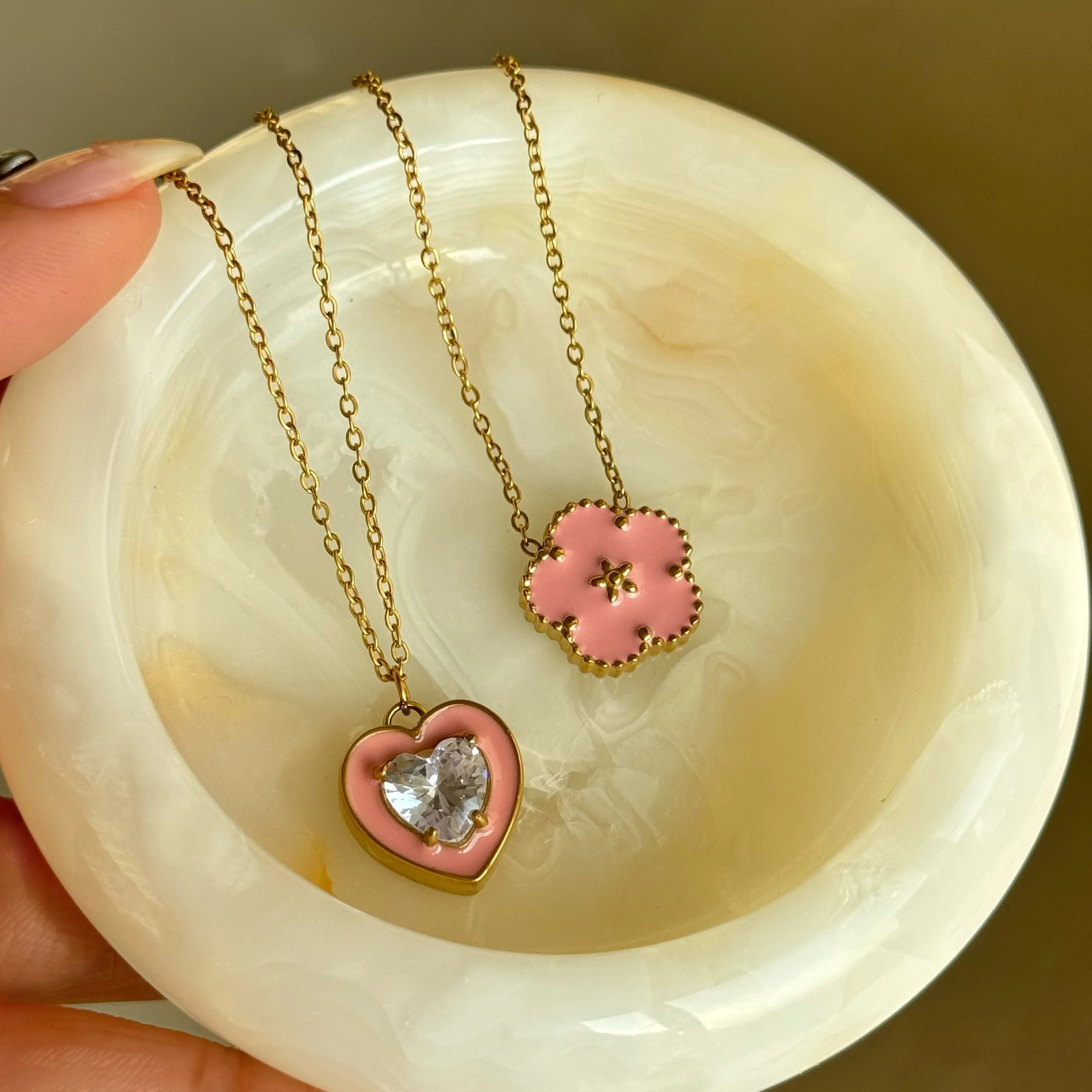Dazan Winter New 18k Pvd Gold Plated Stainless Steel Fashion Pink Drop Glue Flower Love Pendant Necklace Celebration Jewelry
Dazan Winter New 18k Pvd Gold Plated Stainless Steel Fashion Pink Drop Glue Flower Love Pendant Necklace Celebration Jewelry