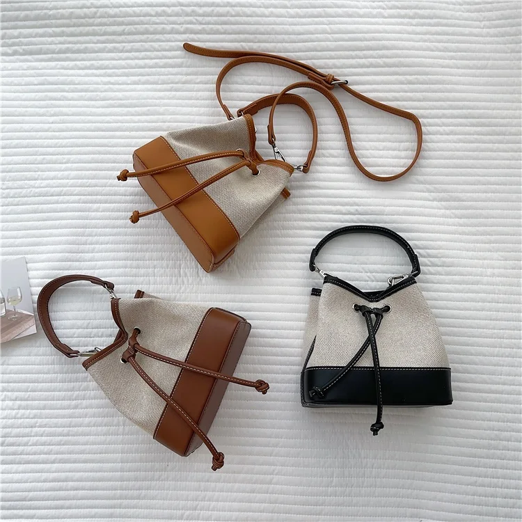 New Designer Women's Simple Drawstring Pleated Shoulder Bag Fashion Crossbody Bag Personality Splicing Canvas Bucket Handbag
New Designer Women's Simple Drawstring Pleated Shoulder Bag Fashion Crossbody Bag Personality Splicing Canvas Bucket Handbag