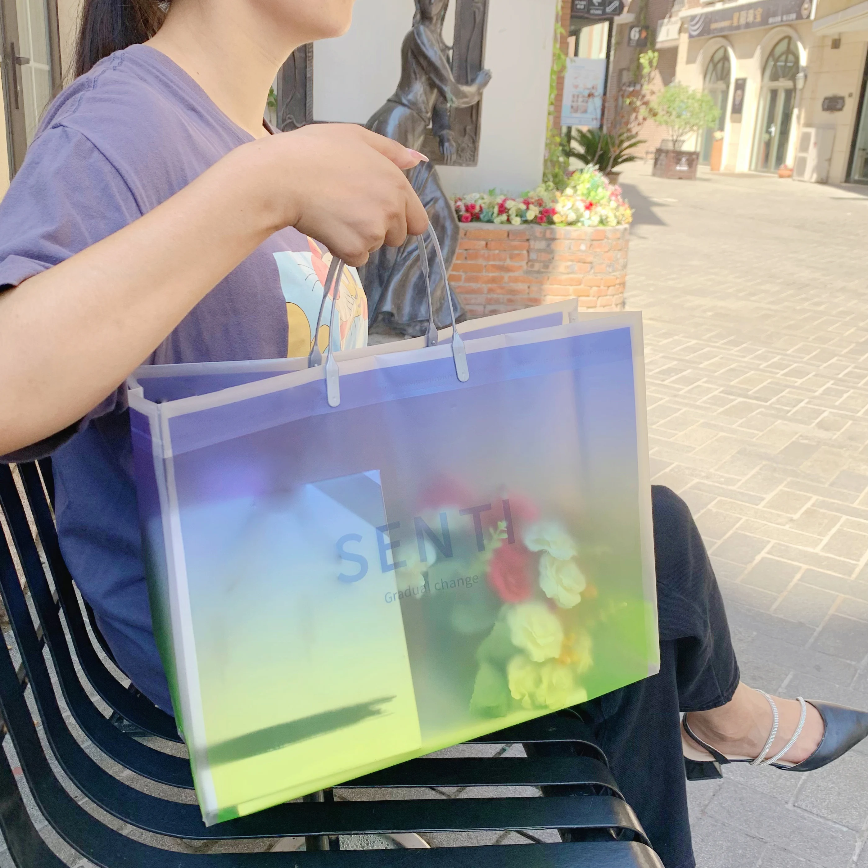 Customized High-end Gradient Colors Clear Gift Clothing Tote Bag Pvc Plastic Transparent Tote Bag
Customized High-end Gradient Colors Clear Gift Clothing Tote Bag Pvc Plastic Transparent Tote Bag