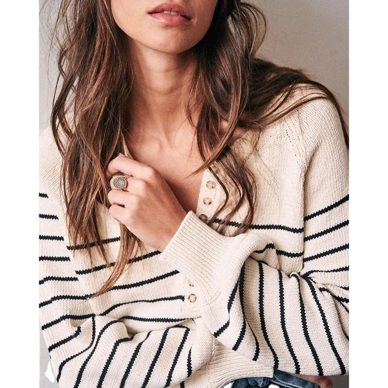 Black and White Striped Knit Sweater Button-down Round-neck Bubble-sleeve Top Lady Loose Long-sleeve Sweater.
Black and White Striped Knit Sweater Button-down Round-neck Bubble-sleeve Top Lady Loose Long-sleeve Sweater.