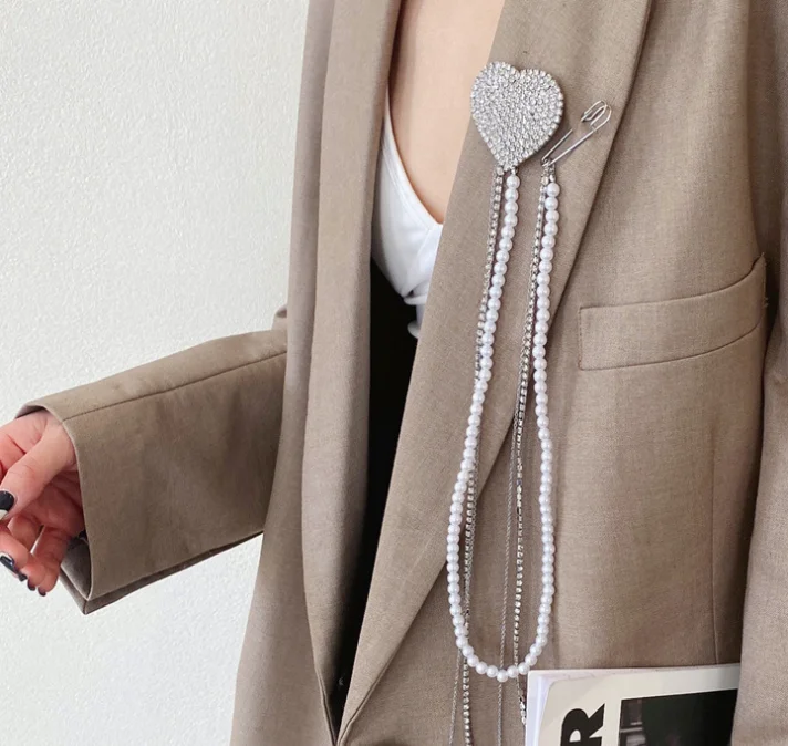 Trendy Super flashing love heart crystal diamond long chain pearl tassel brooch female pearl pin casual suit collar pin tide
Trendy Super flashing love heart crystal diamond long chain pearl tassel brooch female pearl pin casual suit collar pin tide