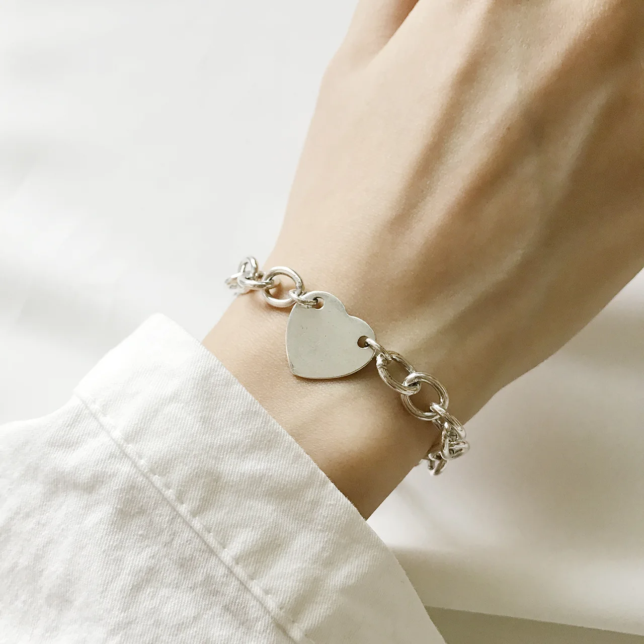2020 Korean Design Custom Vintage 925 Sterling Silver Heavy Heart Charm Chain Bracelet For Girls, Silver color
2020 Korean Design Custom Vintage 925 Sterling Silver Heavy Heart Charm Chain Bracelet For Girls, Silver color