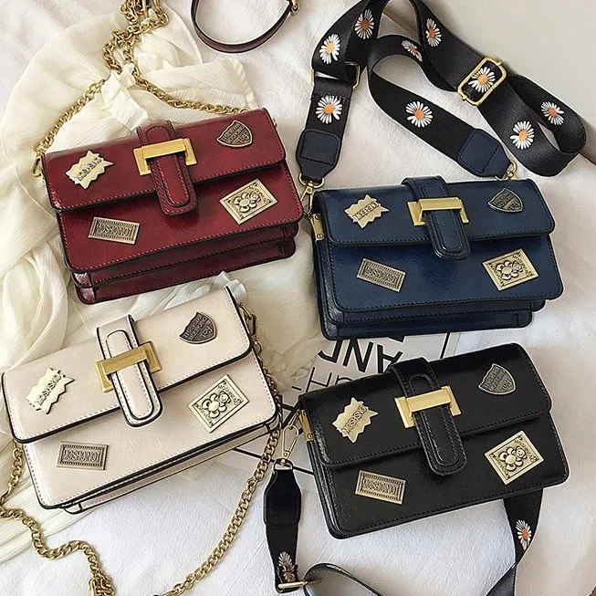 Metal brand-name decorative handbags, chain wide shoulder straps, square fashion casual single-shoulder handbags, Black,blue,red,white
Metal brand-name decorative handbags, chain wide shoulder straps, square fashion casual single-shoulder handbags, Black,blue,red,white